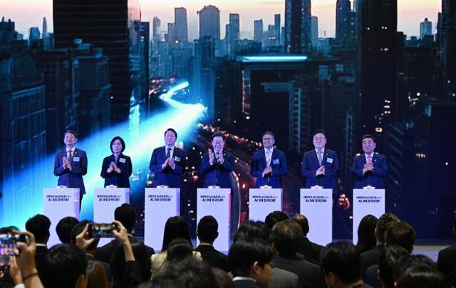 이재명 대통령이 지난해 6월 울산전시컨벤션센터에서 열린 '대한민국 AI 고속도로, 울산 AI데이터센터 출범식'에서 참석자들과 함께 기념 세리머니에 참여하고 있다. 울산=왕태석 선임기자