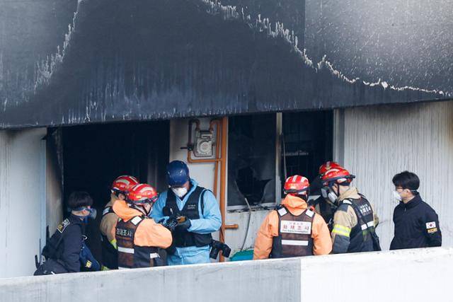 24일 서울 강남구 은마아파트에서 경찰, 소방 관계자들이 화재 원인 조사를 위해 합동 감식을 하고 있다. 뉴스1