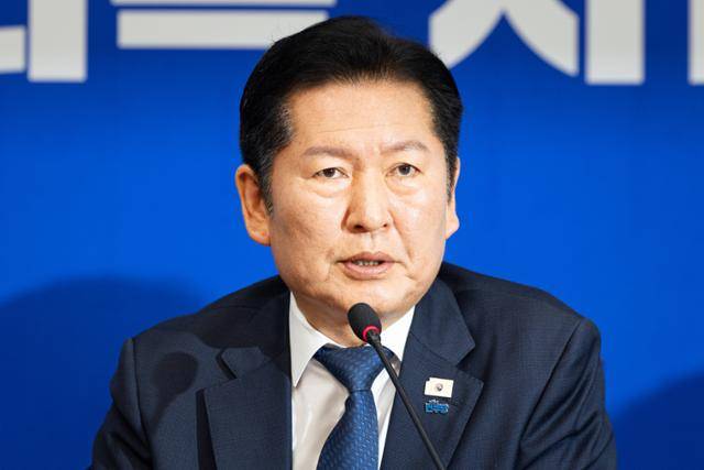 정청래 더불어민주당 대표가 지난 23일 서울 여의도 국회에서 열린 최고위원회의에서 모두 발언을 하고 있다. 뉴스1