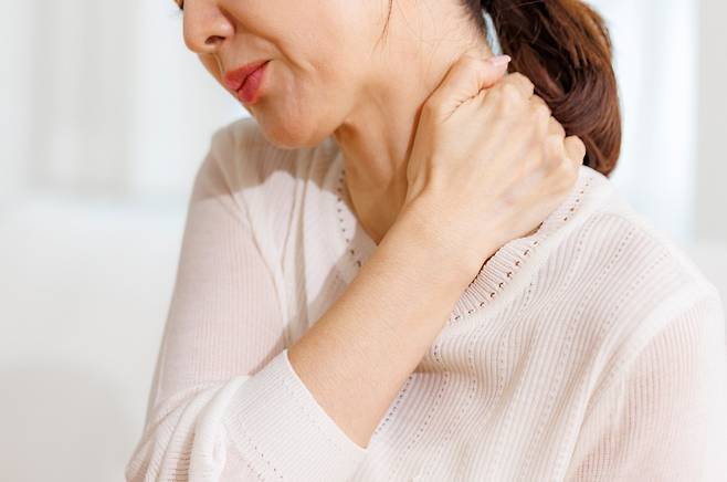 흔히 ‘담’이라 불리는 근막통증증후군은 외상이나 근육 과다 사용, 잘못된 자세, 스트레스 등의 이유로 근육 또는 근막에 통증이 나타나는 근골격계 질환이다./사진=클립아트코리아