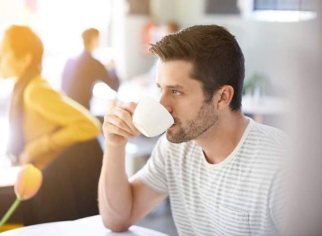 저용량의 카페인은 탈모 증상 완화에 도움이 된다. /클립아트코리아