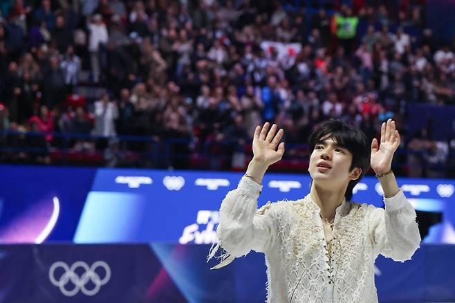 <yonhap photo-3974="">21일(현지시간) 이탈리아 밀라노 아이스스케이팅 아레나에서 열린 2026 밀라노ㆍ코르티나담페초 동계올림픽 피겨스케이팅 갈라쇼가 끝난 뒤 차준환이 관중에 손을 흔들고 있다. [사진=연합뉴스]</yonhap>