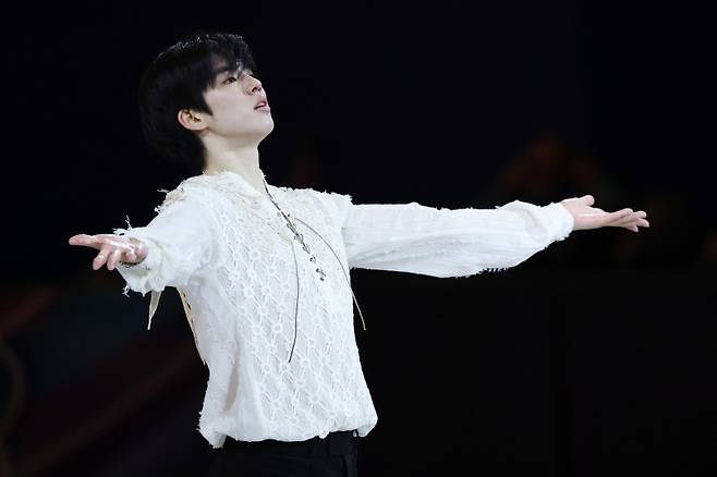 <yonhap photo-3065="">21일(현지시간) 이탈리아 밀라노 아이스스케이팅 아레나에서 열린 2026 밀라노ㆍ코르티나담페초 동계올림픽 피겨스케이팅 갈라쇼에서 차준환이 연기를 마친 뒤 관중에 인사하고 있다. [사진=연합뉴스]</yonhap>