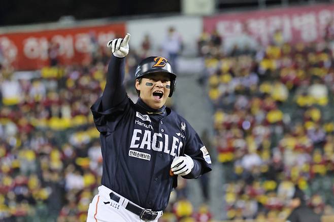 <yonhap photo-4893="">27일 서울 잠실야구장에서 열린 2025 프로야구 한국시리즈 한화 이글스 대 LG 트윈스 2차전. 1회 초 1사 한화 노시환이 솔로 홈런을 친 뒤 기뻐하고 있다. 2025.10.27 [연합뉴스]</yonhap>