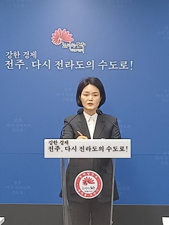 김신선 전주보건소장이 신년 브리핑을 하고 있다. [사진=전주시 ]