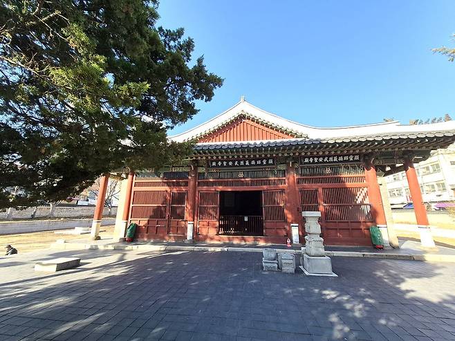 삼국지의 관우를 모시는 서울 동묘. 고종이 관우를 황제로 추존하는 내용의 현판이 붙어 있다. [사진 김정탁]