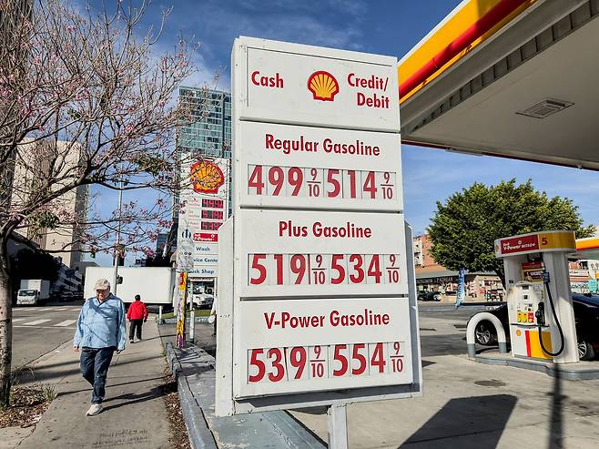 지난 주말 미국 LA 코리아타운 주유소에 내걸린 가격표. 가장싼 휘발유가 현금 결제할 경우 갤론당 4.99달러다. 한국으로 치면 L당 1900원 가량으로 서울의 평균 휘발유값(지난주 기준 L당 1750.2원)보다 높다. 캘리포니아 기름값은 세금과 규제 탓에 미국에서 제일 비싸다. 김상진 기자