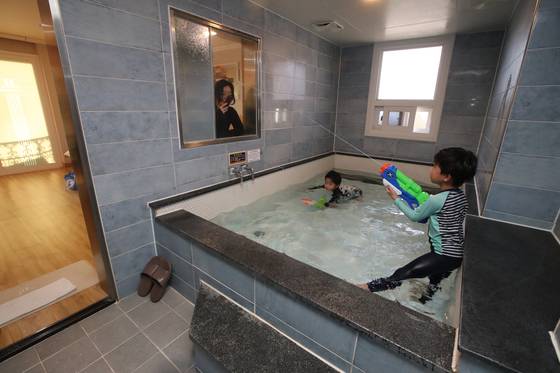 경남 창녕군 부곡면 한 호텔 가족탕에서 아이들이 물놀이를 하고 있다. 송봉근 기자