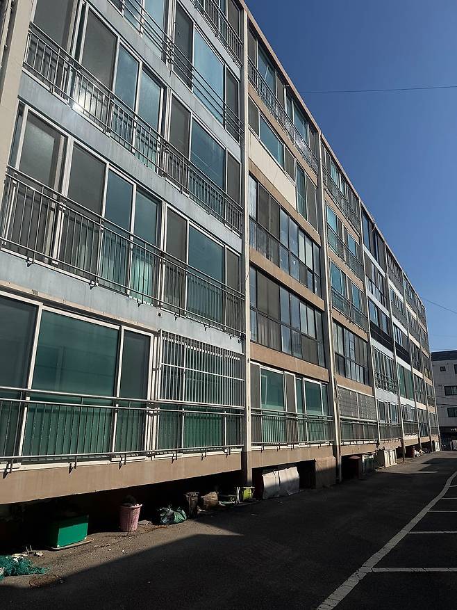 울산 동구가 한쪽으로 기울어져 있는 '방어진국민' 아파트를 철거한다. 김윤호 기자