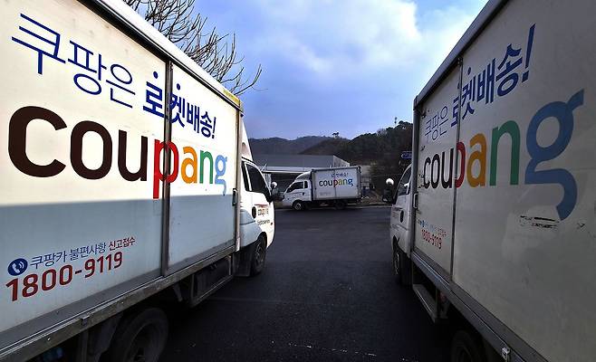 쿠팡이 대규모 개인정보 유출 사태로 장기간 정부의 전방위 조사를 받고 있는 가운데 지난 11일 오후 충남의 한 쿠팡 물류센터 밖에 로켓배송 차량이 줄지어 서 있다. 김성태 객원기자
