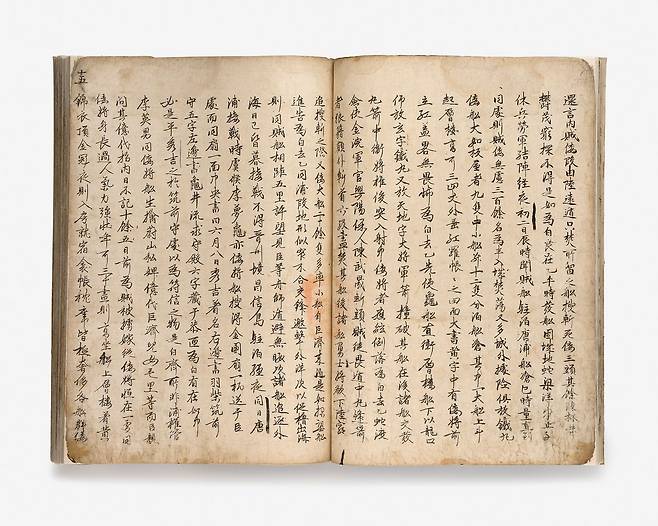 이순신이 1592년 4월부터 1594년 1월까지 임금에게 올린 장계 61편을 후대에 베껴 써서 엮은 『임진장초』.