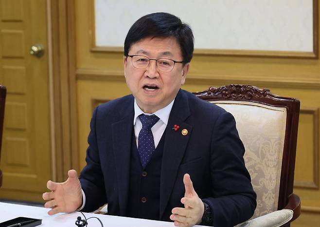 지난달 30일 서울 종로구 정부서울청사에서 최교진 교육부 장관이 발언하고 있다. 연합뉴스