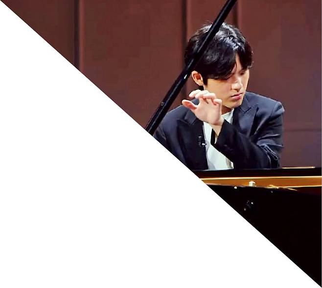 올 한 해 빠듯한 스케줄을 소화하는 피아니스트 임윤찬(위 사진)과 조성진.
한경DB·ⓒ2025 Chris Lee