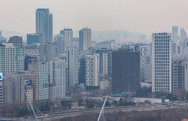 서울 여의도 금융투자협회에서 바라본 영등포구 아파트 모습. /사진=한경DB