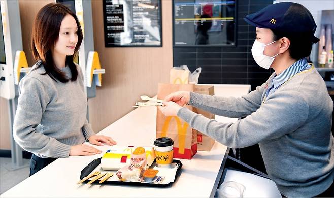 한국맥도날드 매장 직원이 테이크아웃 및 딜리버리 주문 고객에게 우드 커틀러리를 제공하고 있다. /한국맥도날드 제공