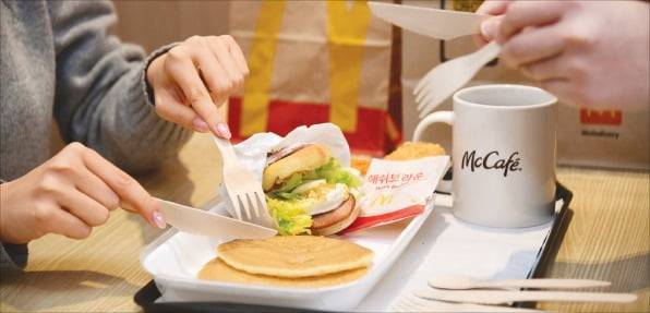 고객이 한국맥도날드 테이크아웃 메뉴와 함께 제공된 우드 커틀러리를 사용하고 있다. /한국맥도날드 제공