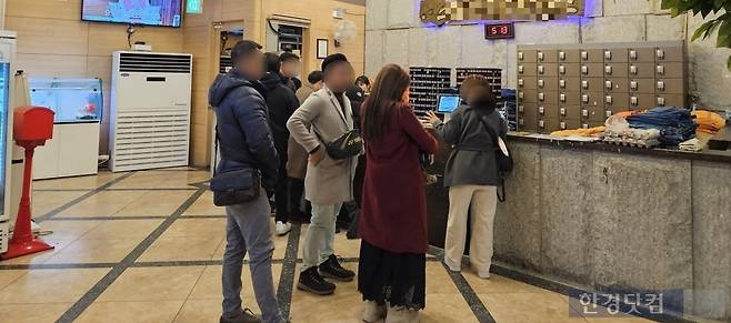 외국인 관광객들이 지난 23일 오후 4시30분경 서울 중구 동대문역사문화공원역 14번 출구 인근에 위치한 찜질방을 찾았다. /사진=박수빈 기자