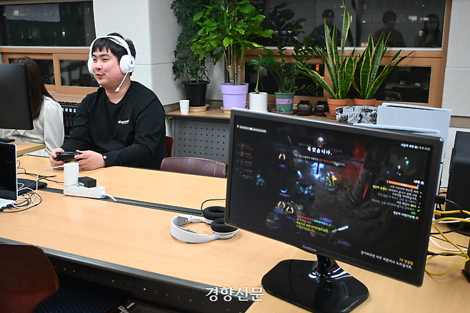 시각장애인 게임 모임 ‘오토핀사운드’ 소속 게이머들이 지난 20일 서울 종로구 종로인명장애인자립생활센터에서 역할수행게임(RPG) 디아블로Ⅳ를 즐기고 있다. 강한들 기자