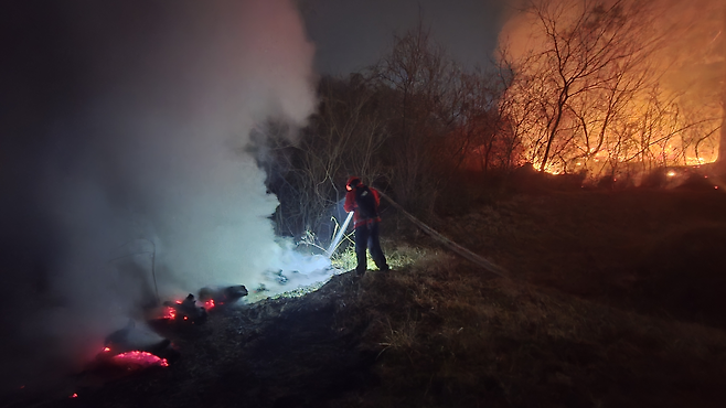 지난 23일 산불이 발생한 경남 밀양시 삼랑진읍 검세리 일대에서 밤새 진화작업이 진행되고 있다. 산림청 제공