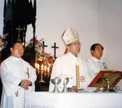 1998년 5월 한국 주교로는 처음으로 사목 목적으로 평양을 방문한 최창무 주교(가운데)가 평양 장충성당에서 미사를 봉헌하고 있다.     천주교서울대교구 제공