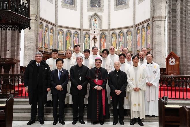 지난 10일 서울 명동성당에서 열린 1500회 ‘민족의 화해와 일치를 위한 미사’ 에 참석한 정동영 통일부장관, 조반니 가스파리 주한 교황대사, 정순택 대주교, 최창무 대주교(앞줄 왼쪽에서 두번째부터) 등이 기념촬영을 하고 있다.   천주교 서울대교구 제공