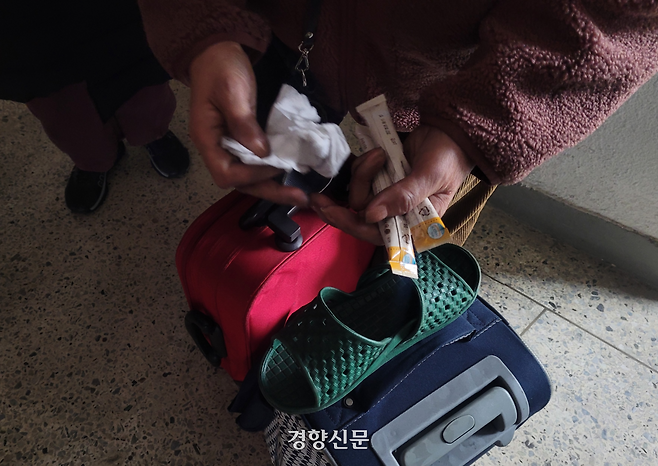불이 난 세대 위층에 사는 주민 박모씨(79)는 통장과 집문서 등 귀중품만 급하게 챙겨 나왔다.  박씨의 손에 검은 그을음이 가득하다. 백민정 기자