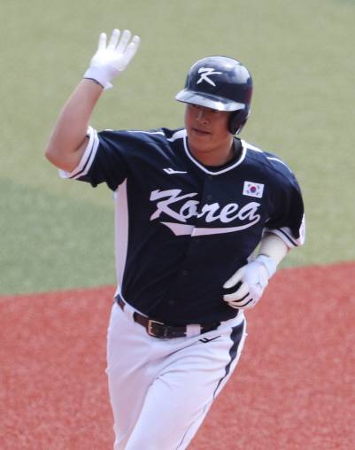 23일 일본 오키나와에서 열린 2026 월드베이스볼클래식(WBC) 대한민국 야구대표팀과 한화의 연습경기에서 노시환이 투런 홈런을 날린 뒤 세리머니를 하고 있다. 연합뉴스