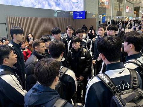 한국 남자 농구대표팀이 24일 인천공항에서 농구 월드컵 아시아 예선 참가를 위해 출국 준비를 하고 있다. 연합뉴스