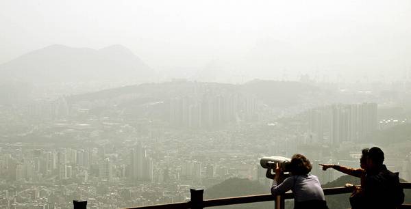 황사와 미세먼지가 기승을 부렸던 지난해 3월 부산 수영구 황령산전망대에서 바라본 도심이 뿌연 먼지로 뒤덮혀 있다. 국제신문 DB