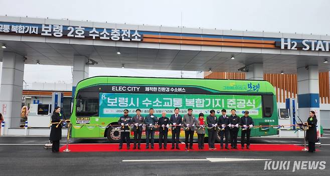 충남도는 24일 보령시 대천동 공영 버스차고지에서 도·보령시 공무원, 주민 등이 참석한 가운데, 수소교통 복합기지 준공식을 개최했다.
