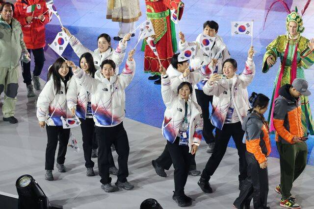22일(현지시간) 이탈리아 베로나 아레나에서 열린 2026 밀라노·코르티나담페초 동계올림픽 폐회식에서 한국 선수단이 태극기를 흔들며 입장하고 있다. 베로나=최현규 기자
