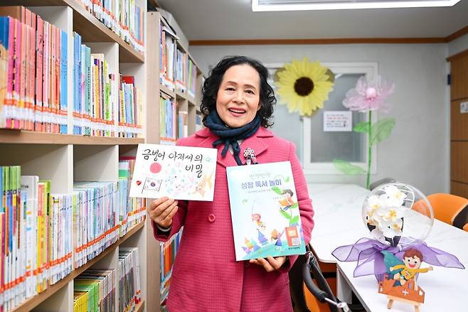 김찬양 전도사가 최근 서울 관악구 새꿈작은도서관에서 자신이 직접 만든 그림카드와 책을 들어 보이고 있다. 신석현 포토그래퍼