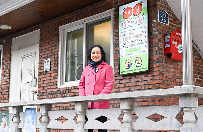 김찬양 전도사가 최근 새꿈작은도서관 앞에서 웃고 있다. 신석현 포토그래퍼