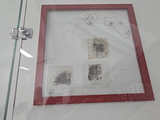 옛 전남도청 본관 1층 전시관에 총탄 흔적이 남아 보존됐다. [송민섭 기자]