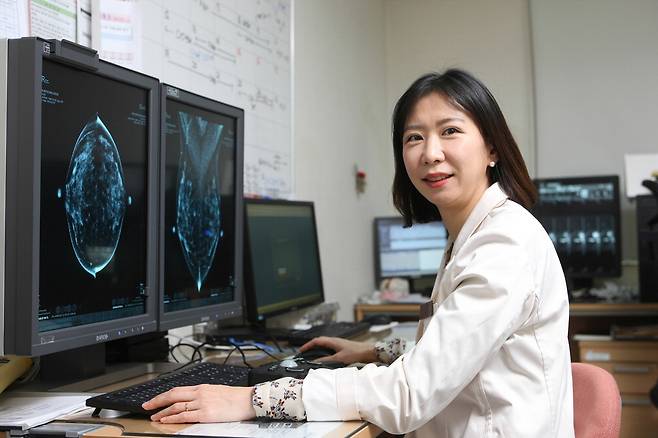 윤인영 강북삼성병원 영상의학과 교수가 CEM 진단 화면을 분석하고 있다. 일찍부터 CEM 가능성에 주목한 그는 대만까지 가서 검사 방법과 판독 기준을 확인하는 등 초기 정착에 힘을 쏟았다. 강북삼성병원