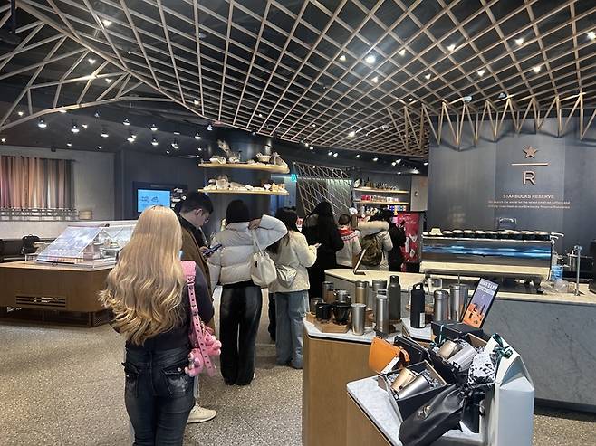 24일 오후 1시 30분 방문한 스타벅스 종로R점. 한정판 리유저블컵을 받기 위해 매장 안팎으로 대기줄이 길게 늘어서 있다. [변덕호 기자]