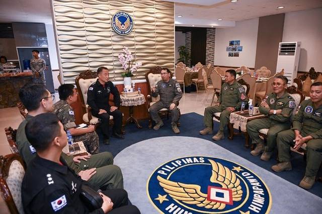 한국 복귀 길인 지난 23일 블랙이글스 특수비행팀이 필리핀 공군사령관 아서 엠 코르두라를 예방해 대화하고 있다. 공군 제공
