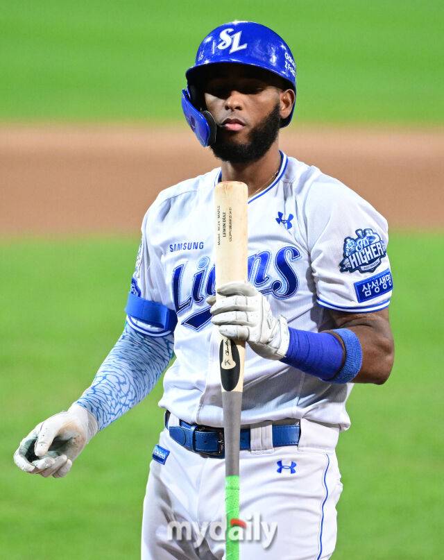 2025년 10월 14일 오후 대구 삼성라이온즈파크에서 열린 '2025 신한 SOL Bank KBO 포스트시즌' SSG 랜더스와 삼성 라이온즈의 준플레이오프 4차전 경기.삼성 디아즈가 2회말 선두타자로 나서고 있다./마이데일리