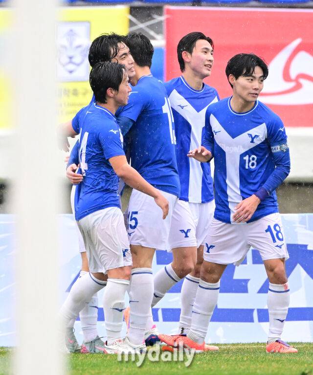 2026년 2월 24일 경상남도 통영공설운동장에서 '약속의 땅 통영, 제62회 춘계대학축구연맹전' 한산대첩기 결승, 경희대학교와 연세대학교의 경기가 열렸다.연세대 장현빈이 골을 넣고 기뻐하고 있다./통영공설운동장=유진형 기자