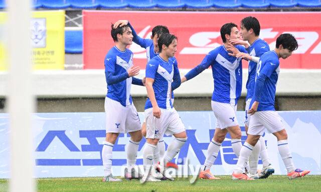 2026년 2월 24일 경상남도 통영공설운동장에서 '약속의 땅 통영, 제62회 춘계대학축구연맹전' 한산대첩기 결승, 경희대학교와 연세대학교의 경기가 열렸다.연세대 장현빈이 골을 넣고 동료들과 함께 기뻐하고 있다./통영공설운동장=유진형 기자