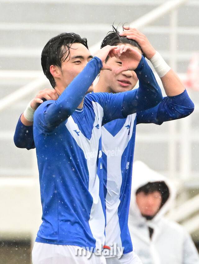 2026년 2월 24일 경상남도 통영공설운동장에서 '약속의 땅 통영, 제62회 춘계대학축구연맹전' 한산대첩기 결승, 경희대학교와 연세대학교의 경기가 열렸다.연세대 장현빈이 골을 넣고 기뻐하고 있다./통영공설운동장=유진형 기자