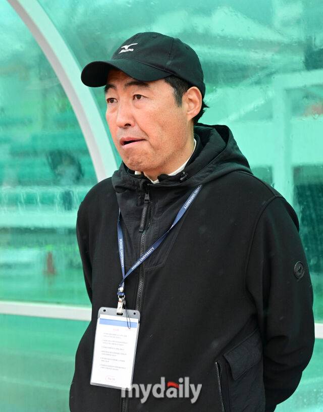 2026년 2월 24일 경상남도 통영공설운동장에서 '약속의 땅 통영, 제62회 춘계대학축구연맹전' 한산대첩기 결승, 경희대학교와 연세대학교의 경기가 열렸다.연세대 최태호 감독이 경기를 지켜보고 있다./통영공설운동장=유진형 기자