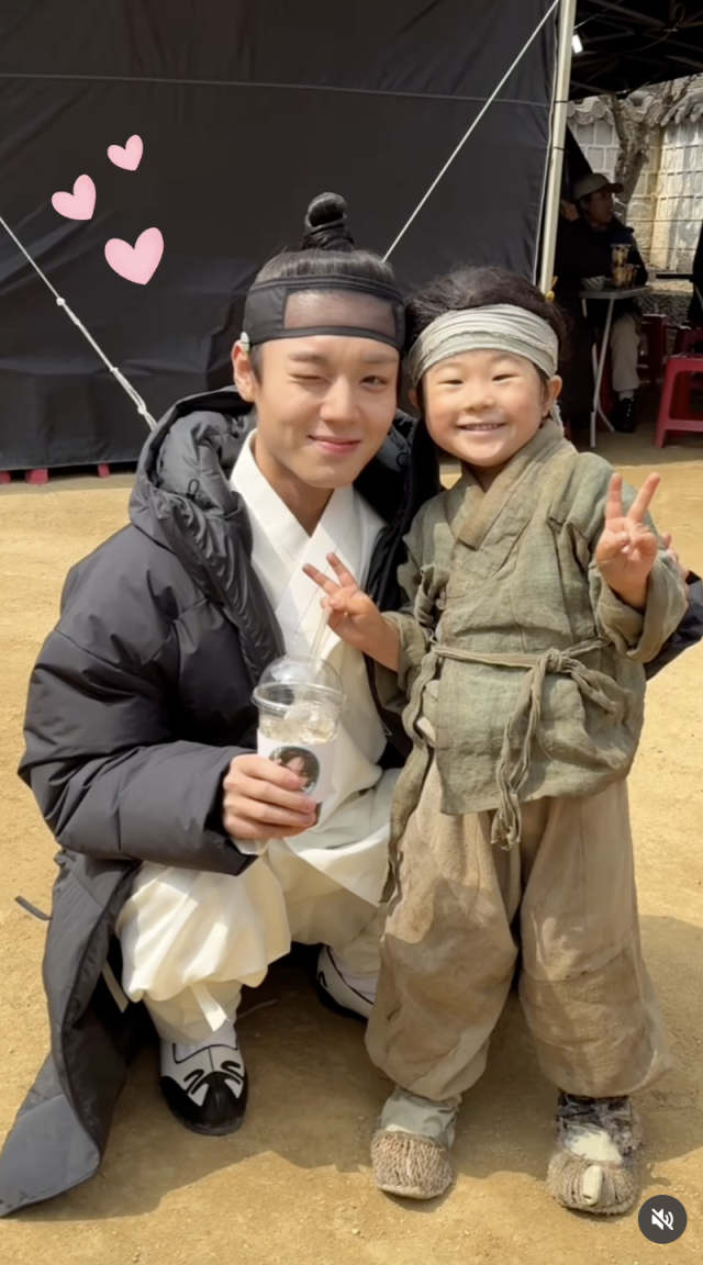 박지훈과 아역배우의 훈훈한 투샷이 공개됐다. / 문하랑 SNS