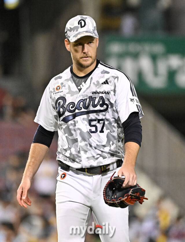 10일 오후 서울 잠실야구장에서 진행된 '2025 프로야구 KBO리그' 두산베어스와 LG트윈스의 경기. 두산 콜어빈이 5회초 교체되고 있다./마이데일리