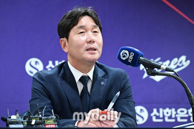 6일 오전 서울 중구 프레스센터에서 진행된 '2026 WBC 대표팀 기자회견'에서 류지현 감독이 취재진의 질문에 답하고 있다.