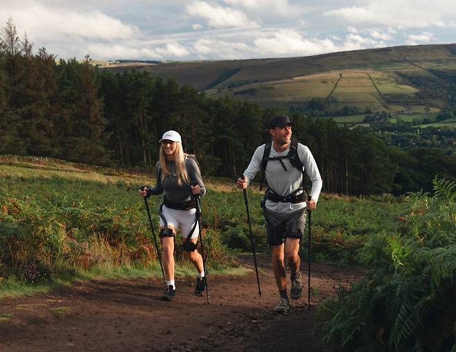 하이퍼쉘X 시리즈를 활용해 아웃도어 활동을 즐기는 모습. [브이디로보틱스 제공]
