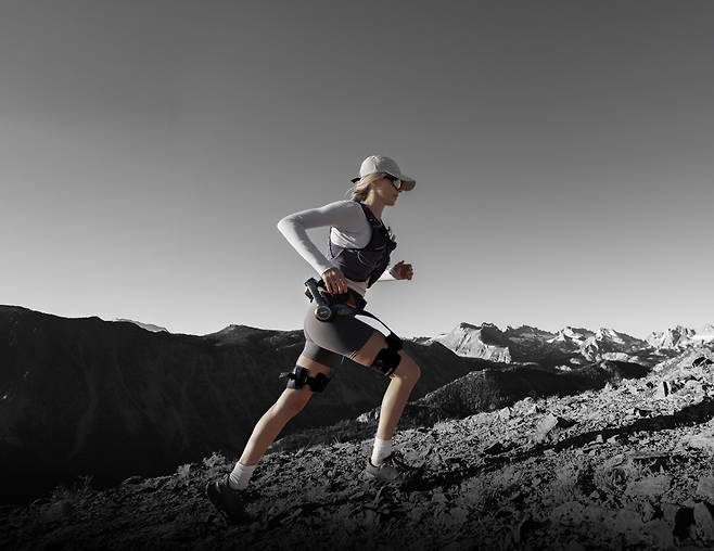 하이퍼쉘X 시리즈를 활용해 아웃도어 활동을 즐기는 모습. [브이디로보틱스 제공]