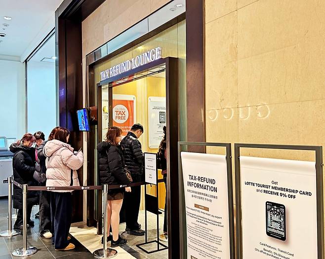 외국인 관광객들이 롯데백화점 본점 지하 1층 택스리펀(TAX REFUND) 라운지에서 입장을 기다리고 있다. [롯데백화점 제공]