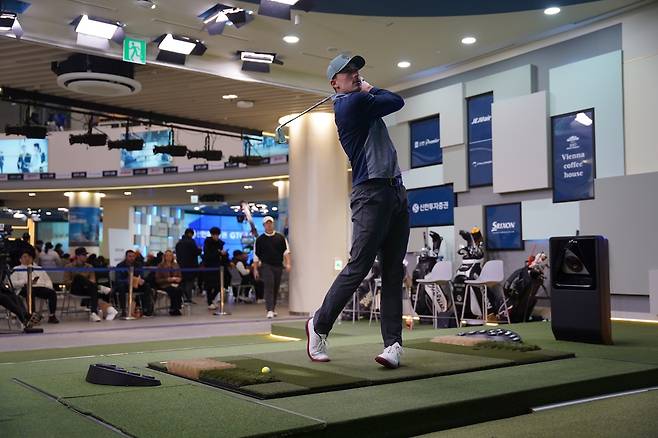 지난 7일 진행된 G투어 2차 대회에서 초청선수로 출전한 미국 골프존(GOLFZON) 투어 시즌2 우승팀 출신 더글라스 피에스코가 연습 스윙을 하고 있다.