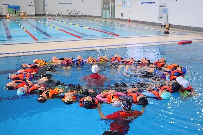 여수 거문초등학생들이 생존수영을 배우고 있는 모습.  [헤럴드 DB]